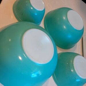4 piece vintage Aqua Pyrex bowl set